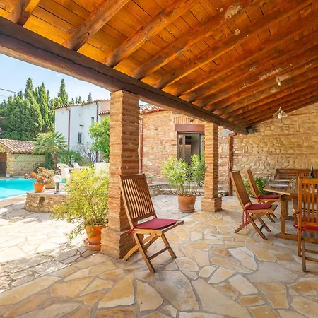 Grand Mas catalan avec piscine, 12 personnes